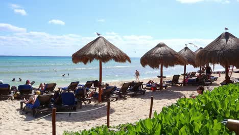 Hermoso-Día-Soleado-En-Un-Balneario-De-Playa-Del-Carmen