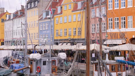 Tele-Luftaufnahme-Des-Berühmten-Nyhavn-In-Kopenhagen-Mit-Farbenfrohen-Stadthäusern