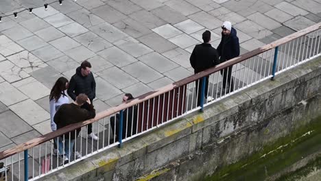 Menschen-Entspannen-In-Southbank-In-Der-Nähe-Des-Parlaments,-London,-Großbritannien