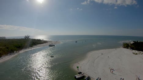 Luftaufnahmen-In-4K-Drohnenqualität-über-Der-Wasserbucht-Am-Clam-Pass-Beach-In-Florida