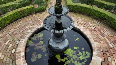 Vista-Aérea-De-La-Fuente-De-Agua-En-El-Barrio-Francés