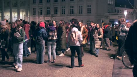 Manifestación-Nocturna-Por-El-Empoderamiento-Femenino-Con-Pancartas.