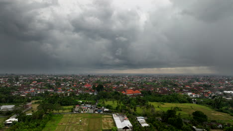 Volando-Sobre-Bali-En-Indonesia-Con-Campos-De-Arroz-Y-Cielo-Tormentoso-En-Segundo-Plano.