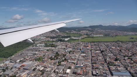 Passagierflugzeug-Landet,-Blick-Aus-Der-Kabine-Auf-Den-Flügel-Eines-Fliegenden-Flugzeugs