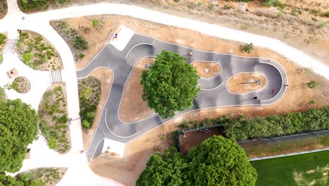 Vista-Aérea-Del-Pumptrack-En-El-Skatepark-De-Grammont,-Montpellier,-Francia