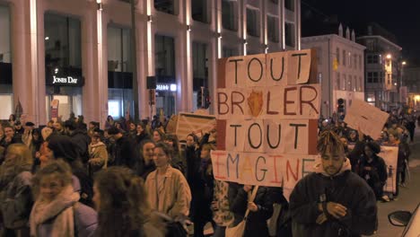 Manifestación-Nocturna-Multitud-Marchando-Por-El-Cambio-En-Las-Calles-De-La-Ciudad