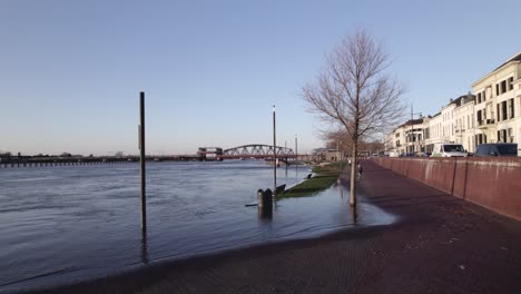 Río-Ijssel-Invadiendo-El-Pavimento-Fuera-Del-Terraplén-En-Un-Día-Soleado-Con-Cielo-Azul-Claro