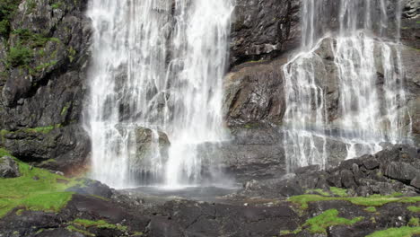 La-Cámara-Se-Adentra-En-El-Fondo-De-Una-Amplia-Cascada,-Laukelandsfossen,-En-Noruega.