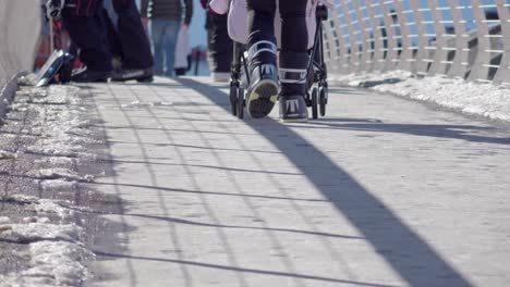 Einen-Kinderwagen-über-Eine-Fußgängerbrücke-Schieben