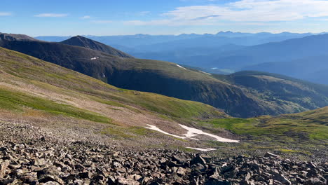 Dilemma-Peak-Trail-Wanderung-Breckenridge-Kenosha-Pass-Fourteener-14er-Juni-Juli-Sommer-Colorado-Blauer-Himmel-Rocky-Mountain-Landschaft-Schnee-Schmilzt-Kontinentale-Wasserscheide-Greys-Und-Torreys-Früher-Morgen-Schwenk-Rechts