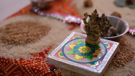 Gegenstände-Der-Ehrfurcht-In-Einem-Indischen-Hinduistischen-Ritual-Verwendet---Nahaufnahme