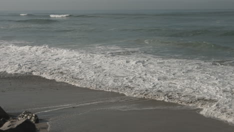 Ocean-waves-on-the-shore-of-a-beach-inside-Torrey-Pines-State-Natural-Reserve-in-San-Diego,-CA