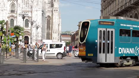 Panorámica-De-Izquierda-A-Derecha-De-Las-Concurridas-Calles-Comerciales-De-Milán,-Italia,-Con-Gente.