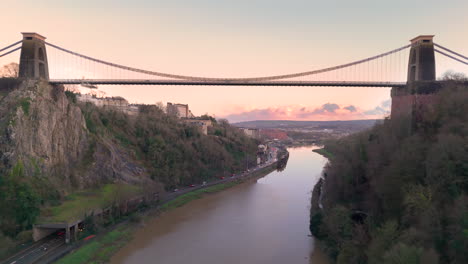 Clifton-suspension-bridge-spanning-River-Avon-and-gorge,-Bristol