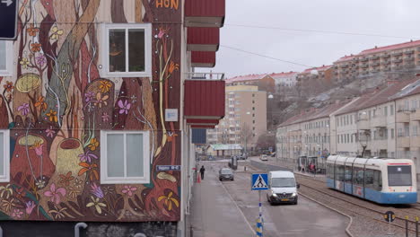 Ein-Kunstwerk,-Winterstraßenszene-Mit-Vorbeifahrender-Straßenbahn-In-Göteborg