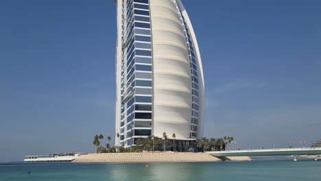Dubai,-Vereinigte-Arabische-Emirate,-Wolkenkratzer-Burj-Al-Arab,-Wahrzeichen-Am-Wasser,-Neigung-Nach-Unten-60 fps