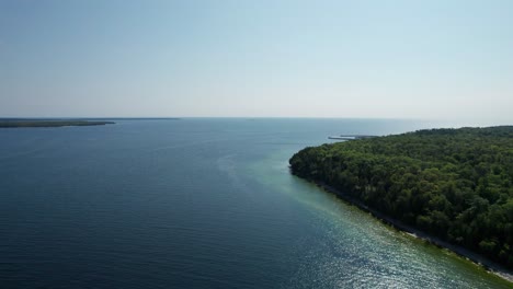 Drone-aerial-view-of-the-shoreline-of-door-county-on-a-sunny-day