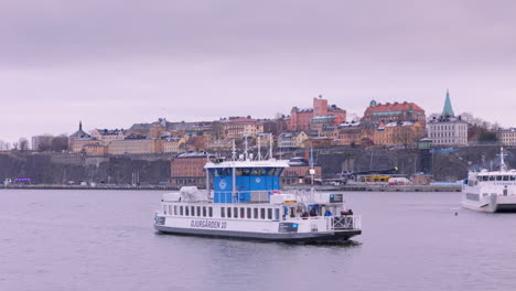 Djurgarden-Pendlerfähre-Mit-Stockholmer-Skyline-Im-Hintergrund