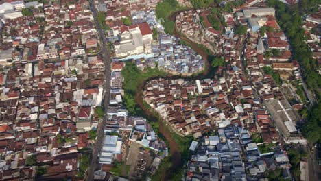 Un-Río-Urbano-Contaminado-Corre-En-Medio-De-Una-Zona-De-Población-Superpoblada-En-Malang,-Java-Oriental,-Indonesia