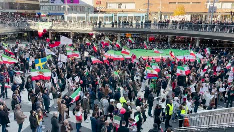 Multitud-Con-Banderas-En-Manifestación-Contra-El-Régimen-De-Irán-En-La-Plaza-De-Estocolmo