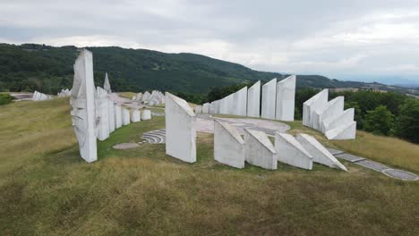 Monumento-A-La-Segunda-Guerra-Mundial-De-Kadinjaca,-Monumento-De-La-Batalla-De-La-República-De-Uzice-Contra-El-Ejército-De-La-Alemania-Nazi,-Vista-Aérea-De-Drones