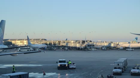 Zeitraffer-Der-Rampe-Mit-Flugzeugen-Und-Lastwagen-Am-Chicago-Ord-Airport