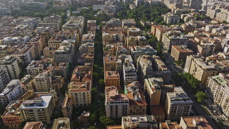 Palermo,-Italien,-Luftaufnahme-V13,-Drohnenüberflug-über-Die-Straße-XX-Settembre,-Erfassung-Des-Stadtbilds-Von-Wohnvierteln-Und-Städtischen-Parkansichten-Bei-Tageslicht-–-Aufgenommen-Mit-Mavic-3-Cine-–-Mai-2023