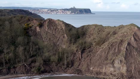 Imágenes-De-Seguimiento-Aéreo-De-La-Costa-Norte-De-Yorkshire-Con-La-Ciudad-De-Scarborough-En-La-Distancia