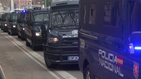 Polizeiwagen-Verlassen-Den-Tatort,-Nachdem-Sich-Spanische-Landwirte-Und-Landwirtschaftsgewerkschaften-Auf-Der-Plaza-De-La-Independencia-Versammelt-Haben,-Um-Gegen-Unlauteren-Wettbewerb,-Landwirtschafts--Und-Regierungspolitik-Zu-Protestieren.