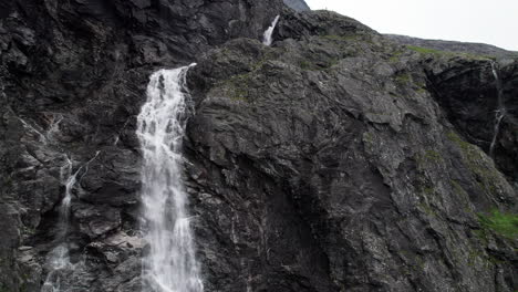 Luftaufnahme-Einer-Klippe,-Die-Einem-Wasserfall-Folgt,-Der-Die-Steile-Felswand-Hinabstürzt