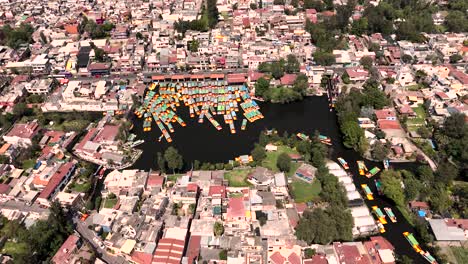 Vista-Aérea-De-Las-Trajineras-Del-Embarcadero-Caltongo-En-Xochimilco,-Cdmx