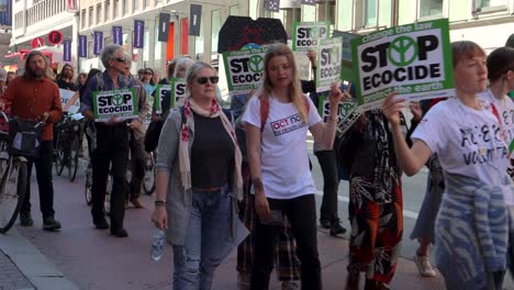 Demonstranten-Marschieren-Mit-„Stoppt-Den-Ökozid“-Schildern-Beim-Klimamarsch-In-Schweden