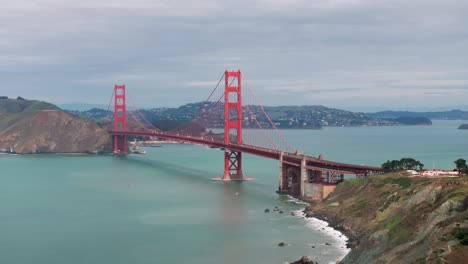 Disparo-Lento-De-Un-Dron-Volando-Hacia-El-Puente-Golden-Gate-Con-Mucho-Tráfico