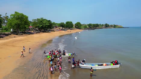 Vista-Circular-Aérea-De-Personas-Que-Compran-Pescado-De-Barcos-Llegados-De-Pesca-En-São-Tomé,-África