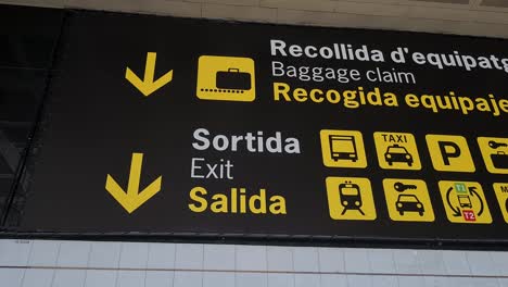 Señales-E-Indicaciones-Sobre-El-Aeropuerto-Internacional-De-Barcelona,-Recogida-De-Equipaje,-Salida-Y-Transporte-Público.