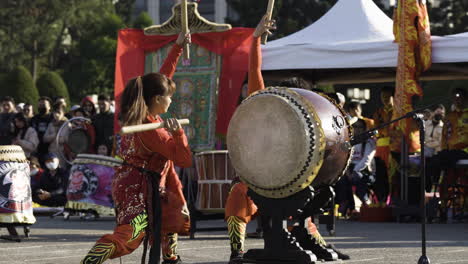 Chinesische-Trommler-Spielen-Trommeln-Während-Des-Chinesischen-Neujahrs-In-Taipeh,-Taiwan