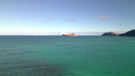 Tranquilo-Paisaje-Marino-Turquesa-En-La-Isla-De-Oahu,-Hawaii---Disparo-Aéreo-De-Drones