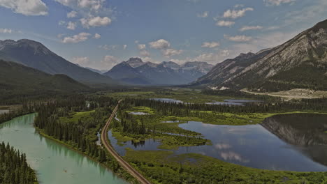 Banff-Ab-Canada-Vuelo-Aéreo-V46-Sobre-Un-Valle-Boscoso-Que-Captura-El-Pintoresco-Paisaje-Del-Serpenteante-Río-Bow,-Los-Lagos-De-Humedales-Y-Las-Vistas-De-Las-Cadenas-Montañosas---Filmado-Con-Mavic-3-Pro-Cine---Julio-De-2023