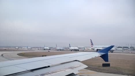 Aviones-Esperando-En-Cola-Para-La-Salida-En-El-Aeropuerto-De-Chicago-O&#39;Hare