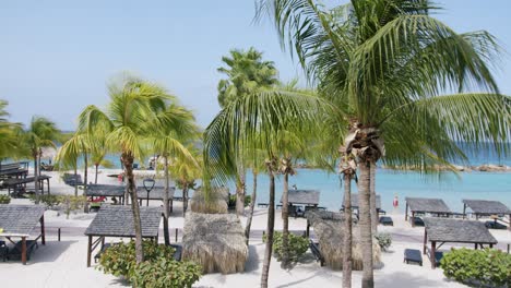 Las-Ramas-De-Las-Palmeras-Se-Mueven-Con-El-Viento-En-El-Balneario-De-La-Isla-De-Curazao.