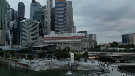 Parque-Merlion-De-Singapur-Con-Rascacielos-Frente-A-La-Bahía-Al-Fondo,-Revelación-De-Drones