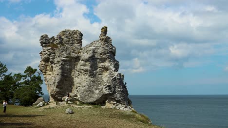 Vista-Estática-De-Turistas-Tomando-Fotos-Por-Los-Acantilados-De-Rauk,-Gotland,-Suecia