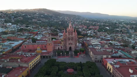 Catedral-Al-Amanecer-En-San-Miguel-De-Allende-Con-Pájaros-Volando-Por-Los-Jardines-Y-Sin-Gente-Alrededor