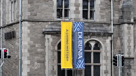 Banderas-Amarillas-Y-Azules-En-La-Entrada-Del-Museo-De-Dublín,-Junto-A-La-Iglesia-De-Cristo.