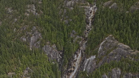 El-Dron-Con-Vista-De-Pájaro-V5-Aéreo-De-Shannon-Falls-BC-Canadá-Captura-La-Majestuosa-Cascada-De-Una-Cascada-Junto-A-Un-Acantilado-En-Medio-Del-Exuberante-Bosque-Y-El-Paisaje-Montañoso---Filmada-Con-Mavic-3-Pro-Cine---Julio-De-2023