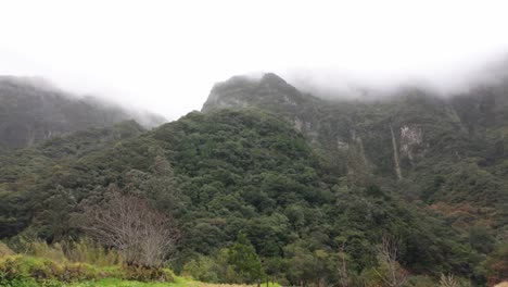 Zeitlupenaufnahme-Der-Bewaldeten,-Nebligen-Berge-Der-Insel-Madeira