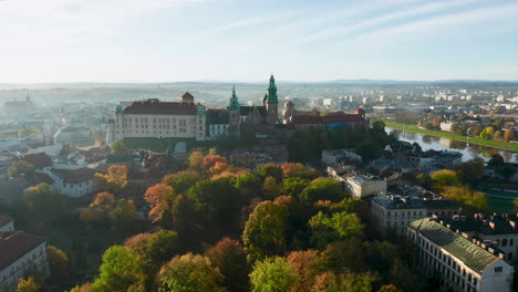 Panorama-of-Krakow-Old-Town-and-Wawel-Royal-Castle-at-misty-morning-during-autumn,-Krakow,-Poland