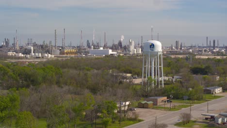 Drohnenansicht-Einer-Chemieraffinerie-Und-Der-Umgebung-In-Baytown,-Texas