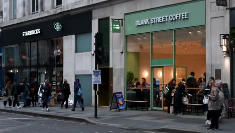 Zu-Fuß-Vorbei-An-Starbucks-Und-Blank-Street-Coffee,-London,-Großbritannien