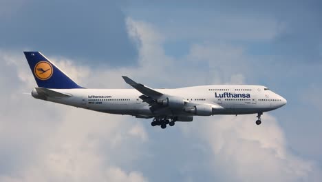 Approach-and-landing-of-a-Lufthansa-Boeing-747-8-in-Toronto,-Canada